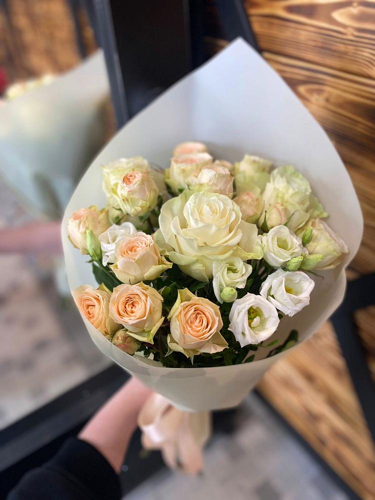 Букет цветов из: Розы и Лизиантусы в Архангельском Тульской области